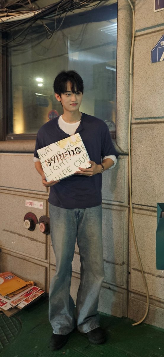 9801free's tweet photo. 다들 댕로 연극 <SHOOK> 보셔요.. 
사유 = 팔척 와기 준택이가 넘 귀엽고 잘함
퇴근길도 너무 차카니임... 첫공 너무 잘했어🥹 https://t.co/bBKHbKhGaa
