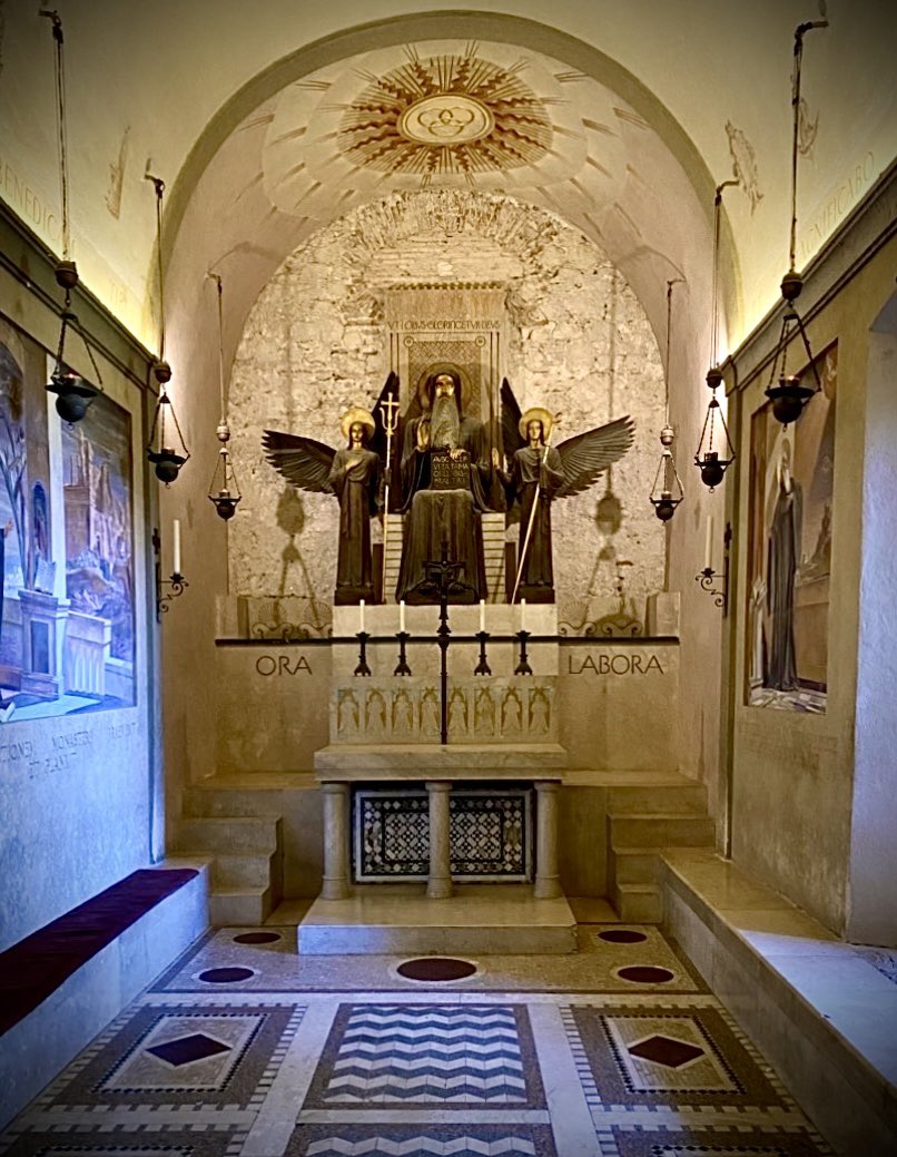 robertoofarrill's tweet photo. ✨Aquí, en esta celda, vivió y oró san Benito de Nursia (480-547) en la abadía de Montecasino, Italia.✨ https://t.co/T45gD8qyG1