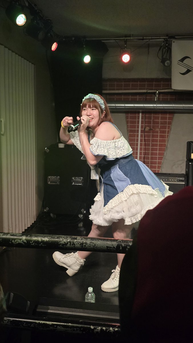 umeyann's tweet photo. Happy Diary#31 ~竹歳みずほバンドワンマン１ヶ月前主催~続いて、さやなん🎶
出演前袖からみずほさんへのハッピバースデー歌ってから登場🎶
いつもどおりの楽しいステージでしたが、今日は みずほコール などリスペクトされてました🎵
今日も楽しいステージありがとう😉
#利根さやな
#尼崎Scope https://t.co/b1aIT1MpO3