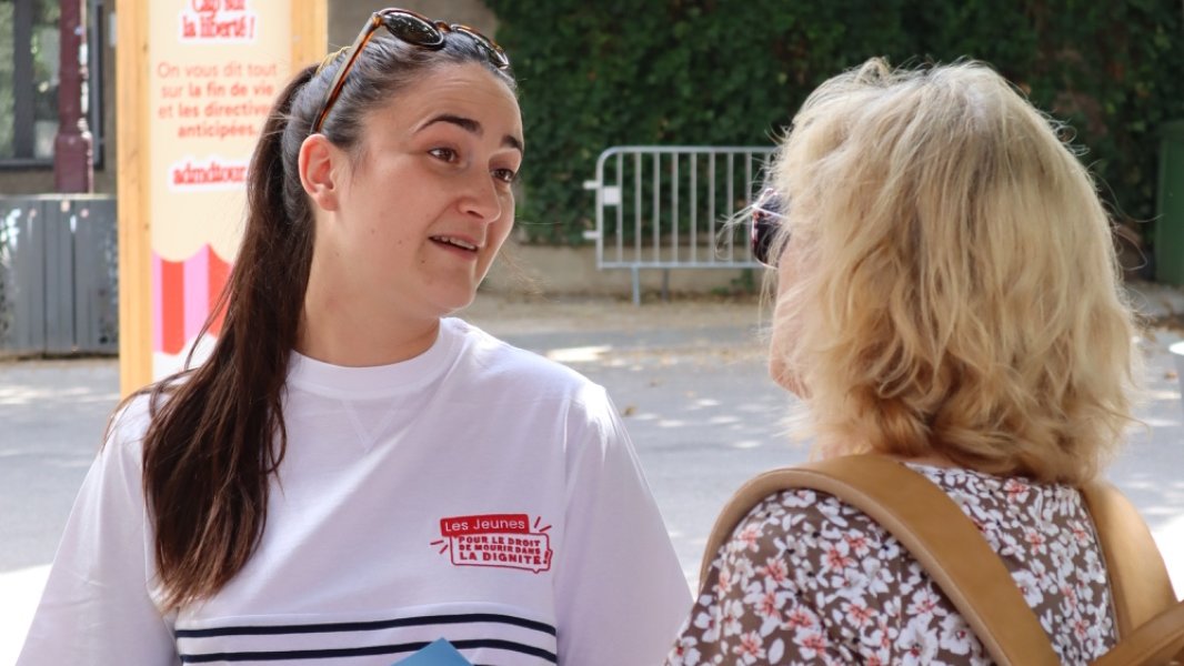 ADMDFRANCE's tweet photo. 🚐 C’est parti pour la 11ᵉ édition de l’#ADMDTour !
🗳️ À #Nancy, à seulement 5 jours du vote définitif sur le droit à l’aide à mourir, les @jeunesadmd, aux côtés de @VroniqueMathie1, sont allés à la rencontre des passants pour parler droits des patients et directives anticipées.
Merci à @Jacquin_Olivier, Mathieu Klein et Véronique Billot pour leur soutien. Une belle première étape sous l’Arc Héré ! 💙
👉🏼Récap de l'étape : https://t.co/3hVaxYvuDY
#FindeVie #Santé