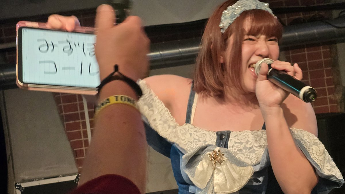 umeyann's tweet photo. Happy Diary#31 ~竹歳みずほバンドワンマン１ヶ月前主催~続いて、さやなん🎶
出演前袖からみずほさんへのハッピバースデー歌ってから登場🎶
いつもどおりの楽しいステージでしたが、今日は みずほコール などリスペクトされてました🎵
今日も楽しいステージありがとう😉
#利根さやな
#尼崎Scope https://t.co/b1aIT1MpO3