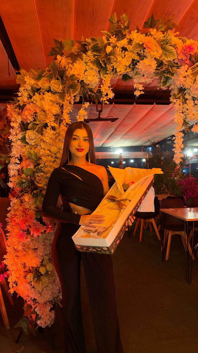 Valeentinam10's tweet photo. Pa enamorarte la flores no son tan caras 💐 https://t.co/3UQmxCYtGH
