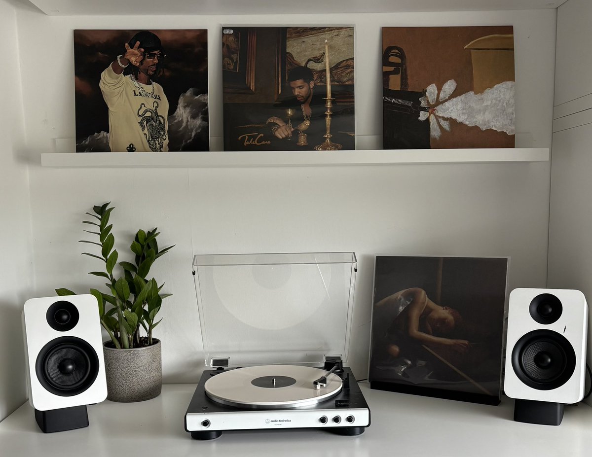 zukorec's tweet photo. now spinning Love Me Not by Ravyn Lenae 🍂 https://t.co/H2GISKZ1OH