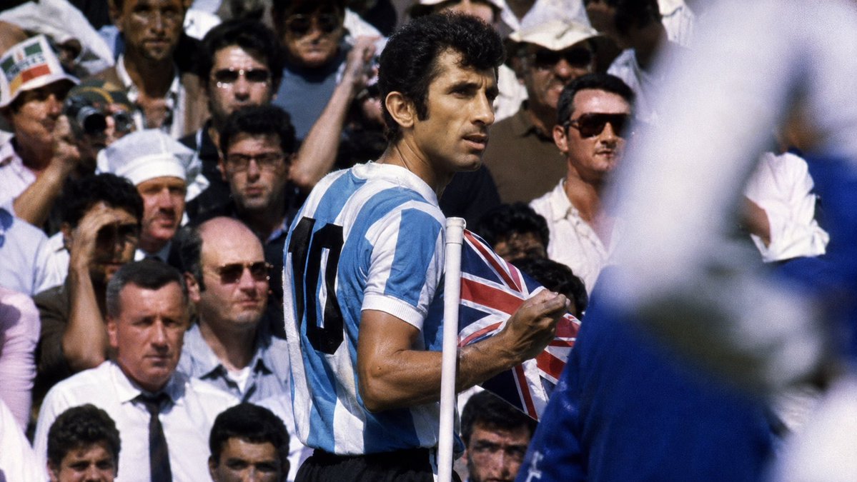 soyalbertosamid's tweet photo. Señores, hoy no nos dejó cualquiera. Se nos fue la rata Rattín. Uno de los máximos ídolos de la historia de Boca y un héroe con la selección que se sentó de piez cruzados y todo chivado en la alfombra de la pacata reina de inglaterra. Rata no te voy a olvidar jamás. https://t.co/fuIbxDTV9C