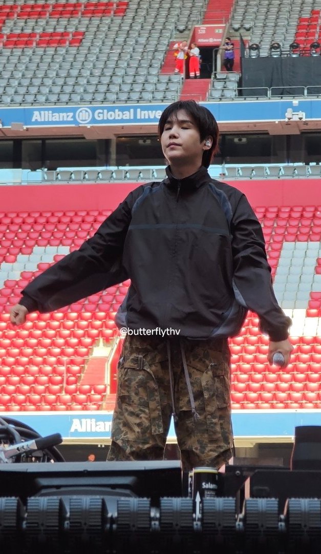 DataAgustD's tweet photo. YOONGI AT MUNICH SOUNDCHECK LOOKS SO BOYFRIEND CODED 😭 https://t.co/1CHfWtoJ50