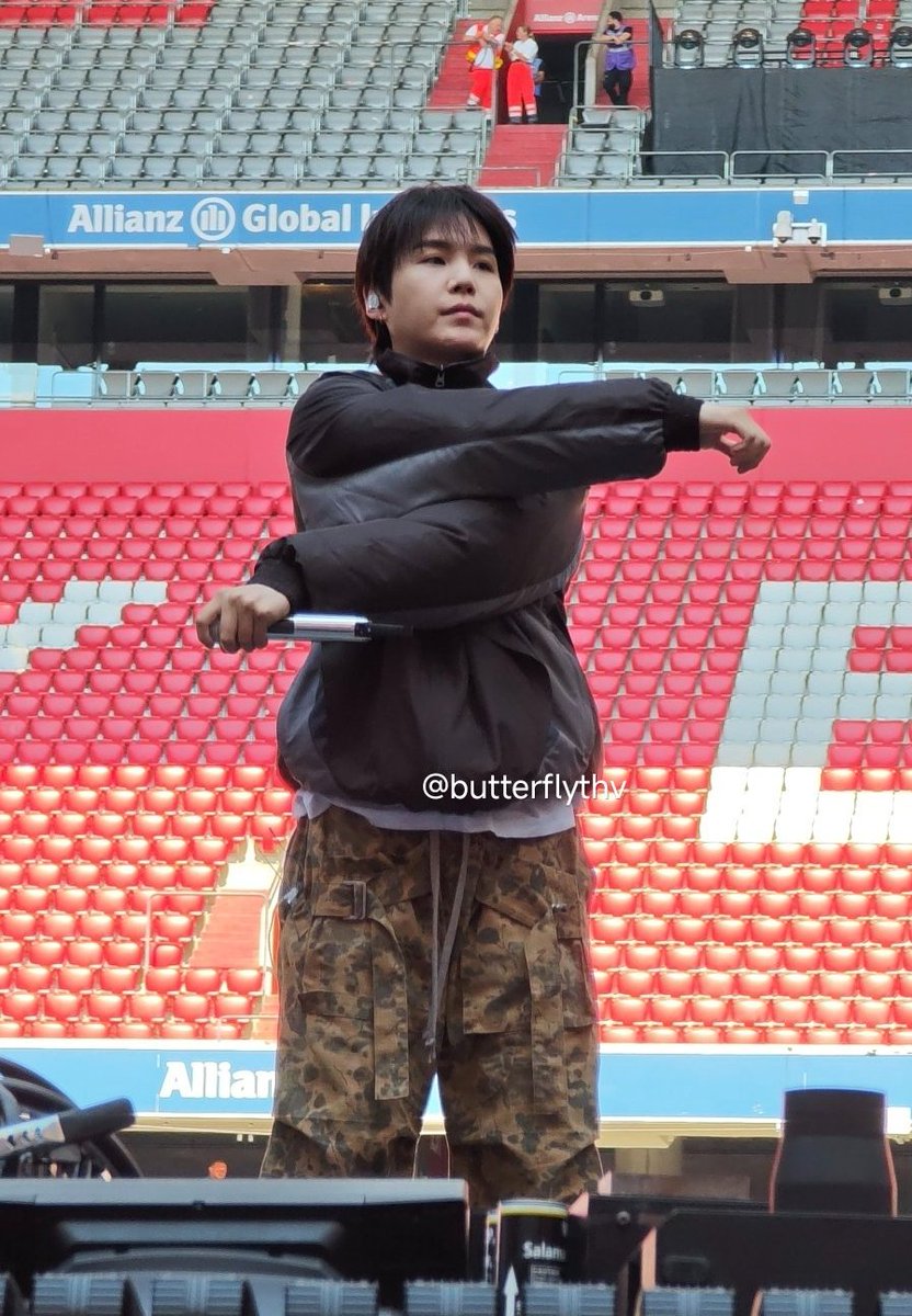 DataAgustD's tweet photo. YOONGI AT MUNICH SOUNDCHECK LOOKS SO BOYFRIEND CODED 😭 https://t.co/1CHfWtoJ50