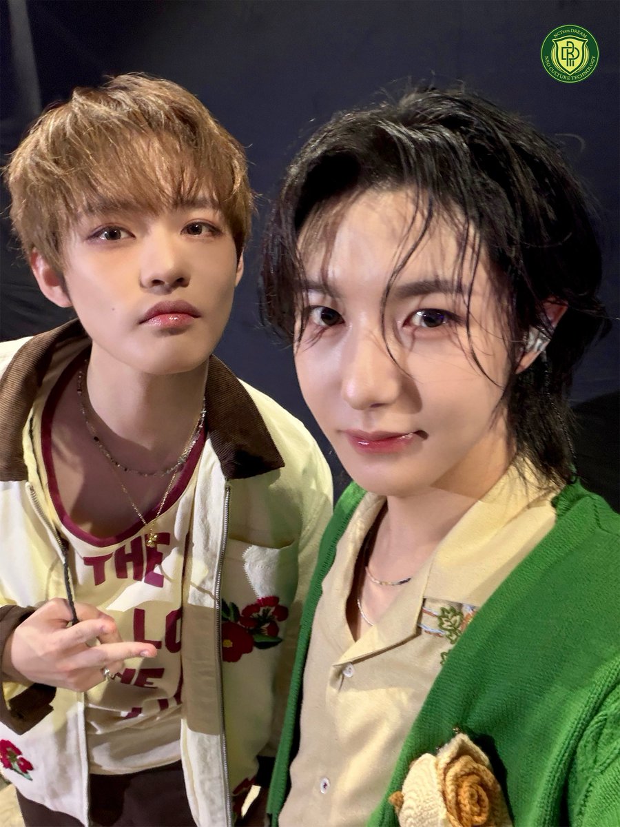 ZCLFEED's tweet photo. nct dream weverse update with #chenle &amp; renjun! 🤎 https://t.co/zGW6rGbQ3Y