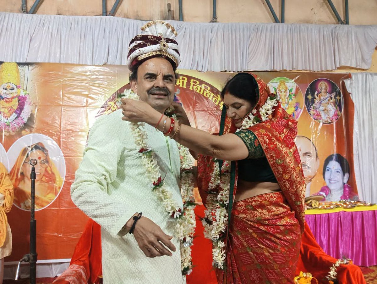 KailashGurudev's tweet photo. पूज्‍य सदगुरुदेव व वन्‍दनीय माता जी के 45 वें वैवाहिक वर्षगांठ के उपलक्ष्य में शिवरीनारायण - छत्तीसगढ़ में आयोजित साधनात्मक शिविर में हुए शिव-गौरीमय, गुरु-शिष्यमय क्षणों की कुछ झलकियां। #Shivarinarayan #Chhattisgarh #Happymarriageanniversary #Kailashsiddhashram #Sadhana #Poojan https://t.co/OoF1AYyk2t