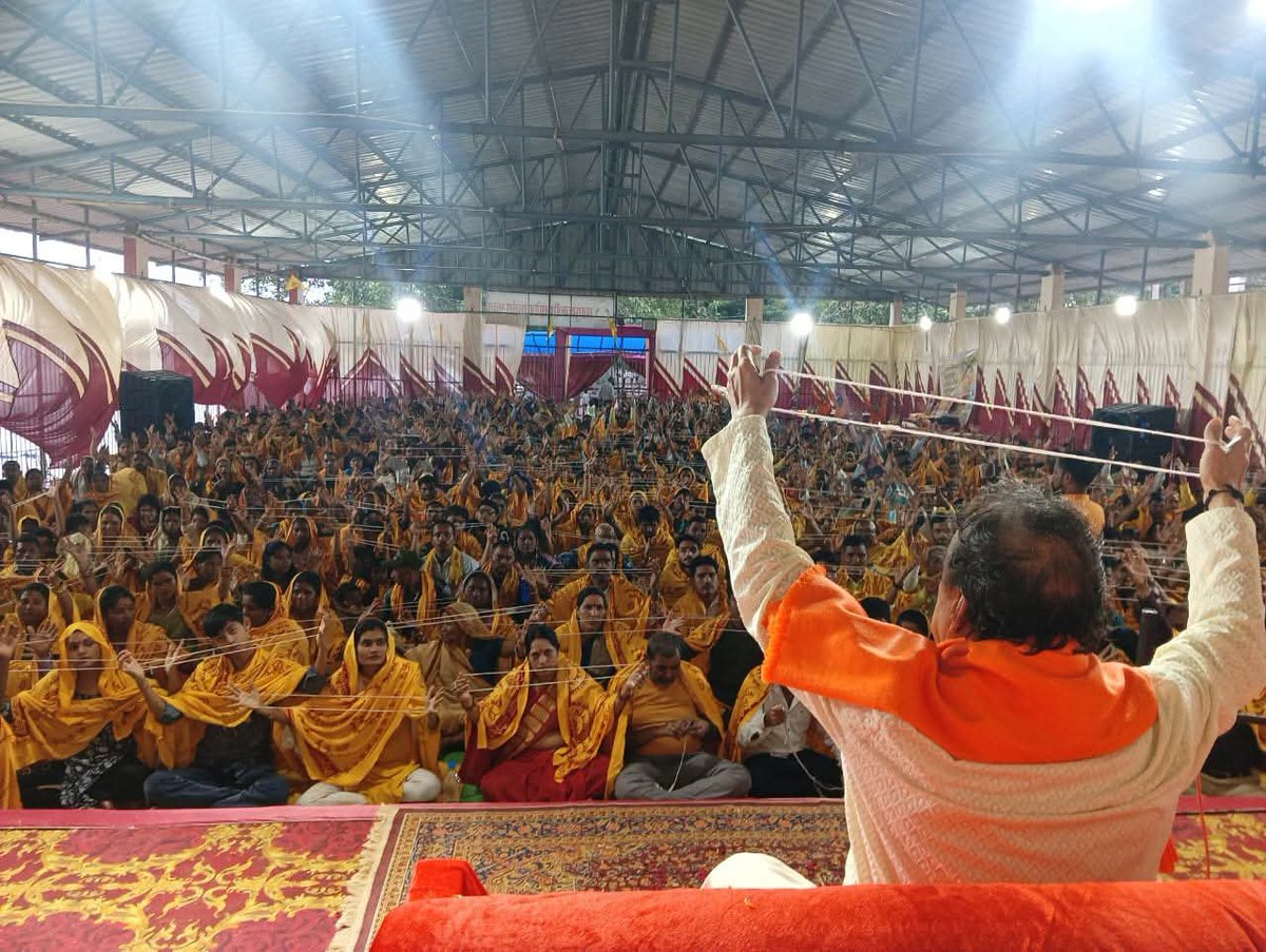 KailashGurudev's tweet photo. पूज्‍य सदगुरुदेव व वन्‍दनीय माता जी के 45 वें वैवाहिक वर्षगांठ के उपलक्ष्य में शिवरीनारायण - छत्तीसगढ़ में आयोजित साधनात्मक शिविर में हुए शिव-गौरीमय, गुरु-शिष्यमय क्षणों की कुछ झलकियां। #Shivarinarayan #Chhattisgarh #Happymarriageanniversary #Kailashsiddhashram #Sadhana #Poojan https://t.co/OoF1AYyk2t