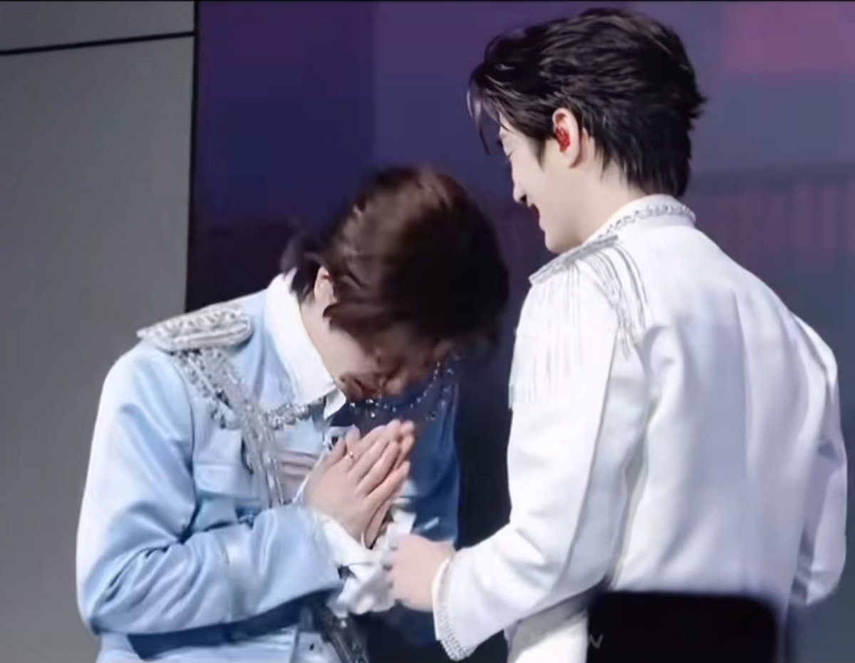 kornJaya__'s tweet photo. จังหวะเฟิร์สมองหน้าพี่ นี่กำลังคิดอะไรอยู่น้าา แล้วอยู่ๆ ก็ไหว้ ไหว้สวยด้วย เติ้ลมีตกใจนิดนึง จะยกมือรับไหว้น้องพอดี โถ่ เอ็นดูบี๋มากเลยใช่ไหมเติ้ล 🥹🤏🏻 รักกันมากเลยนี่นาาา 
สิ่งเล็กๆน้อยๆ นี่อ่ะโคตรจะน่ารัก  

#KengNampingTleFirstOneFanConinMacau

#TLE_mtm #Firstone   
#TleFirstone #เติ้ลเฟิร์สวัน