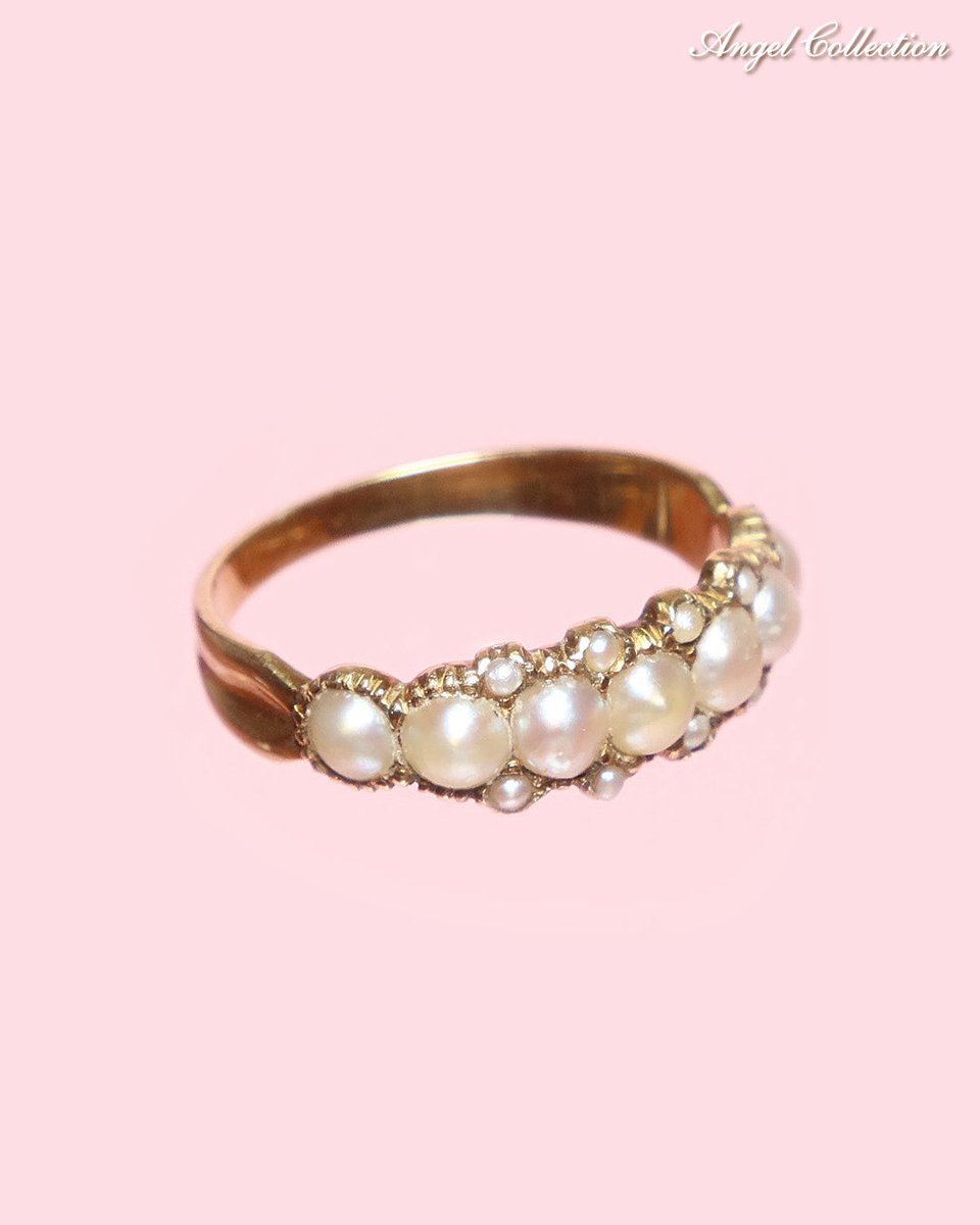 AngelCollection's tweet photo. ★新入荷！「赤毛のアン」のシードパールリング★
ただいま銀座奥野ビルのショップでは、ゴトウ先生の個展Les beaux objets 美しいものたち in Ginza ～ゴトウユミコのアニマルドールとヴィクトリアン サマードレスコレクション～ が開催中！今日も様々なお客様に店頭にお越しいただき、賑やかに楽しく過ごしました。Online Shopより通信販売も承っております。

さて、こちらのリングは、私が「赤毛のアンのリング」と呼んでいる天然真珠のシードパールリング。「アンのエンゲージ・リングは真珠をぐるっとちりばめたものだった。アンはダイヤモンドを身につけるのを断ったのだった。」というエピソードから、アンが婚約者のギルバートから貰った婚約指輪はこのようなリングだったと思われるからです。「真の幸せとは、真珠が連なるように、小さく単純な幸せが日々連なること」とアン。そんな小さな幸せが連なるパールリングです。

ハーフエタニティのシードパールリングは、度々見かけるアイテムではありますが、こちらのリングは連なったシードパールの上下に更に小さい、極小のシードパールが添えられていて、いっそう繊細な雰囲気。とても愛らしいリングです。（サイズは9号ですがサイズ修理可。無料でサイズ修理をいたします。）

こちらのリングは近日中にホームページへの掲載を予定しております。商品のお問合せは、HPの「お問い合わせフォーム」よりお気軽にお尋ね下さい。

💫Les beaux objets 美しいものたち in Ginza
～ゴトウユミコのアニマルドールとヴィクトリアン サマードレスコレクション～
7月9日(木)～7月13日(月)
12:00AM～7:00PM
(最終日は午後5時終了)
📍エンジェルコレクション
東京都中央区銀座1-9-8奥野ビル208号
tel 03-6228-6230
🌟スペシャルサイトが出来ました！ *** https://t.co/Le3s5h6DeE

💫Les beaux objets 美しいものたち in Nagoya
～ゴトウユミコのアニマルドールとヴィクトリアン サマードレスコレクション～
7月17日(金)～7月21日(火)
12:00AM～6:00PM
(最終日は午後5時終了)
📍Le Salon des Reves サロン デ レーヴ
@Salon_des_Reves 
名古屋市東区東桜1-10-3則武ビル301号
(フラワーノリタケの3階です。)
(問)エンジェルコレクション
tel 03-6228-6230 もしくは090-1832-7704
🌟スペシャルサイトが出来ました！ *** https://t.co/7p9eAF7tf7

〈7月のショップ営業日〉
2日・3日・4日・5日・6日・9日・10日・11日・12日・13日・25日・26日・27日・30日・31日

〈7月のアポイントメント日〉
7日・28日
※アポイントメントオンリーの日です。お電話（tel 03-6228-6230）、HPの「お問合せフォーム」よりご予約下さい。

#エンジェルコレクションのアンティークジュエリー
#アンティークリング
#ヴィクトリアンリング
#シードパールリング
#赤毛のアンのリング