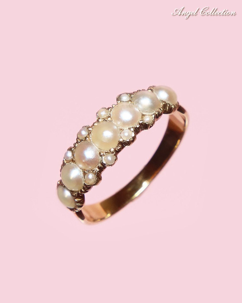 AngelCollection's tweet photo. ★新入荷！「赤毛のアン」のシードパールリング★
ただいま銀座奥野ビルのショップでは、ゴトウ先生の個展Les beaux objets 美しいものたち in Ginza ～ゴトウユミコのアニマルドールとヴィクトリアン サマードレスコレクション～ が開催中！今日も様々なお客様に店頭にお越しいただき、賑やかに楽しく過ごしました。Online Shopより通信販売も承っております。

さて、こちらのリングは、私が「赤毛のアンのリング」と呼んでいる天然真珠のシードパールリング。「アンのエンゲージ・リングは真珠をぐるっとちりばめたものだった。アンはダイヤモンドを身につけるのを断ったのだった。」というエピソードから、アンが婚約者のギルバートから貰った婚約指輪はこのようなリングだったと思われるからです。「真の幸せとは、真珠が連なるように、小さく単純な幸せが日々連なること」とアン。そんな小さな幸せが連なるパールリングです。

ハーフエタニティのシードパールリングは、度々見かけるアイテムではありますが、こちらのリングは連なったシードパールの上下に更に小さい、極小のシードパールが添えられていて、いっそう繊細な雰囲気。とても愛らしいリングです。（サイズは9号ですがサイズ修理可。無料でサイズ修理をいたします。）

こちらのリングは近日中にホームページへの掲載を予定しております。商品のお問合せは、HPの「お問い合わせフォーム」よりお気軽にお尋ね下さい。

💫Les beaux objets 美しいものたち in Ginza
～ゴトウユミコのアニマルドールとヴィクトリアン サマードレスコレクション～
7月9日(木)～7月13日(月)
12:00AM～7:00PM
(最終日は午後5時終了)
📍エンジェルコレクション
東京都中央区銀座1-9-8奥野ビル208号
tel 03-6228-6230
🌟スペシャルサイトが出来ました！ *** https://t.co/Le3s5h6DeE

💫Les beaux objets 美しいものたち in Nagoya
～ゴトウユミコのアニマルドールとヴィクトリアン サマードレスコレクション～
7月17日(金)～7月21日(火)
12:00AM～6:00PM
(最終日は午後5時終了)
📍Le Salon des Reves サロン デ レーヴ
@Salon_des_Reves 
名古屋市東区東桜1-10-3則武ビル301号
(フラワーノリタケの3階です。)
(問)エンジェルコレクション
tel 03-6228-6230 もしくは090-1832-7704
🌟スペシャルサイトが出来ました！ *** https://t.co/7p9eAF7tf7

〈7月のショップ営業日〉
2日・3日・4日・5日・6日・9日・10日・11日・12日・13日・25日・26日・27日・30日・31日

〈7月のアポイントメント日〉
7日・28日
※アポイントメントオンリーの日です。お電話（tel 03-6228-6230）、HPの「お問合せフォーム」よりご予約下さい。

#エンジェルコレクションのアンティークジュエリー
#アンティークリング
#ヴィクトリアンリング
#シードパールリング
#赤毛のアンのリング