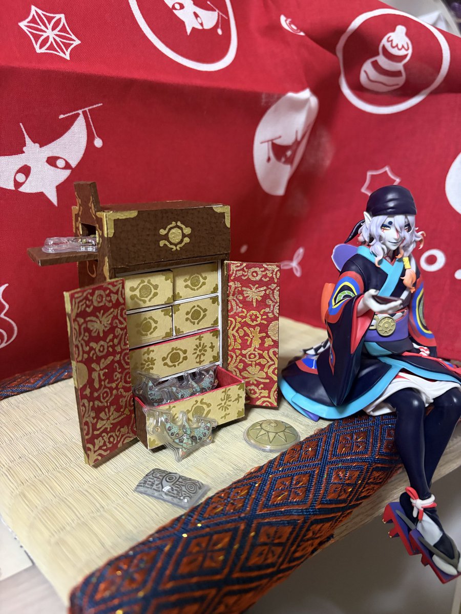 sanka_getu's tweet photo. 薬売りさんのヌーストのサイズに合わせたボンドロ収納付き背負子を作成しましたー！

ボンドロ収納してもしなくても可愛くできて嬉しい

#モノノ怪_FA
#モノノ怪芸術祭2_立体作品部門 https://t.co/nPqzIkDrHU