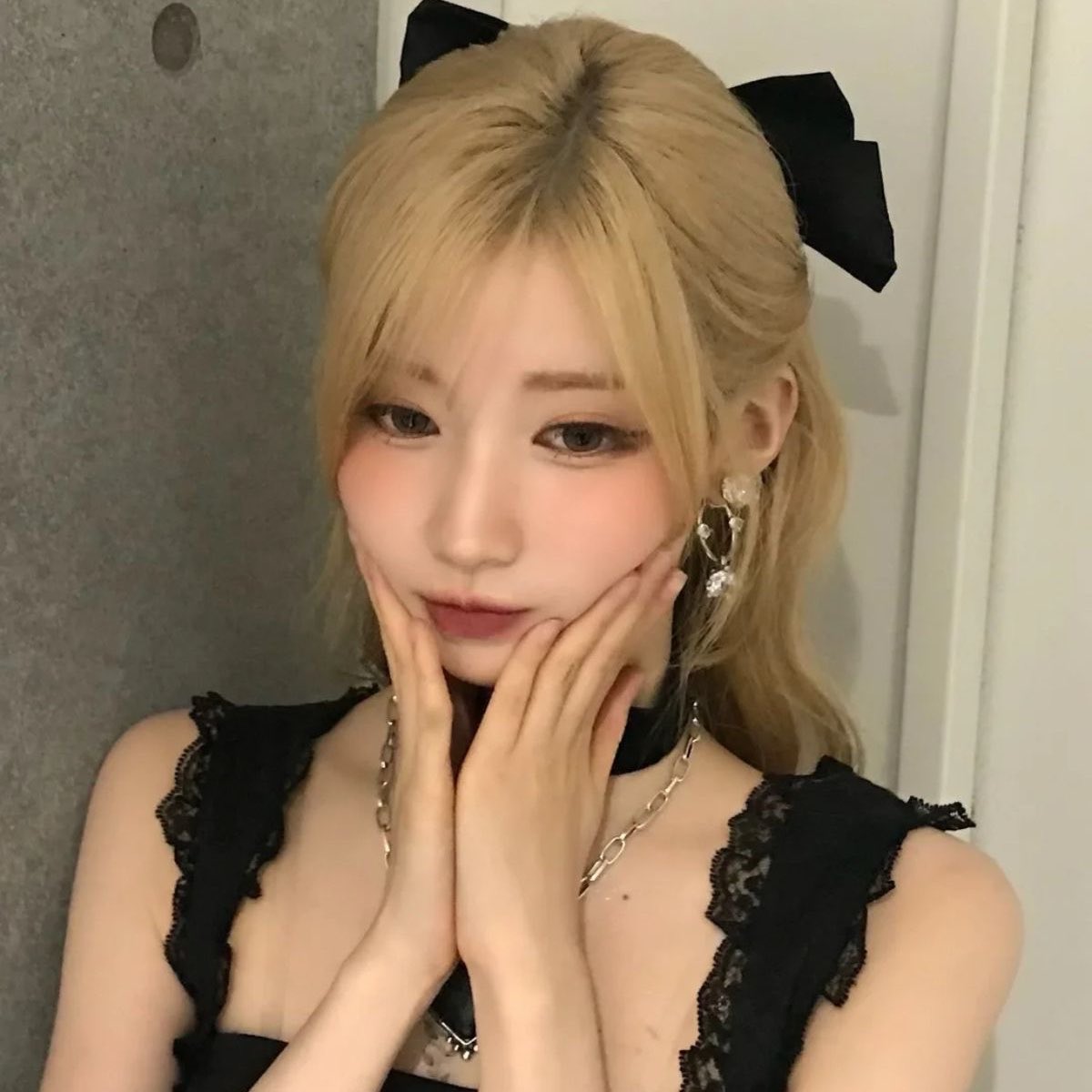 cazeldamsel's tweet photo. Aku gak akan panjang-panjang speech-nya soalnya aku gak cenblu, owyeah. ;____,;  tapi intinya VIO sangat SENENG bisa berkesempatan kenal sama kalian semua, EVERYONE HERE IS MY MOODBOOSTER!! 7 hari ini mimpi indah sekaligus mimpi pas demam. Kalian kok bisa LUCU SEMUAAA sih?!!! https://t.co/mWA6tk7uTm