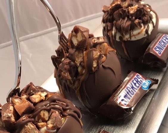 bossbabejass's tweet photo. Snicker cheesecake stuffed apples 😍 https://t.co/V0R8YkdW4d