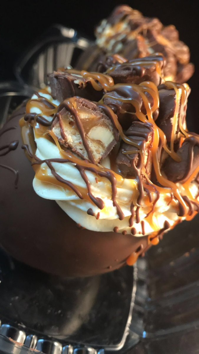 bossbabejass's tweet photo. Snicker cheesecake stuffed apples 😍 https://t.co/V0R8YkdW4d
