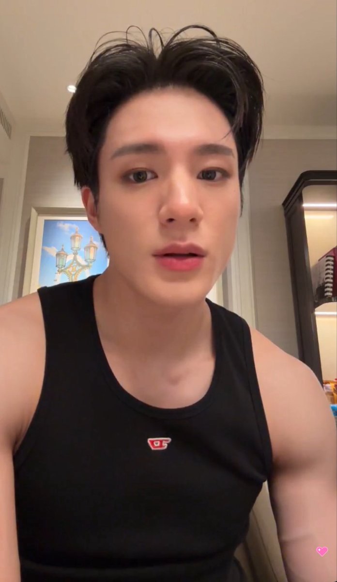 jungshasa's tweet photo. WHAT THE FUCK JENO WEVERSE LIVE https://t.co/MujOvgPw0T