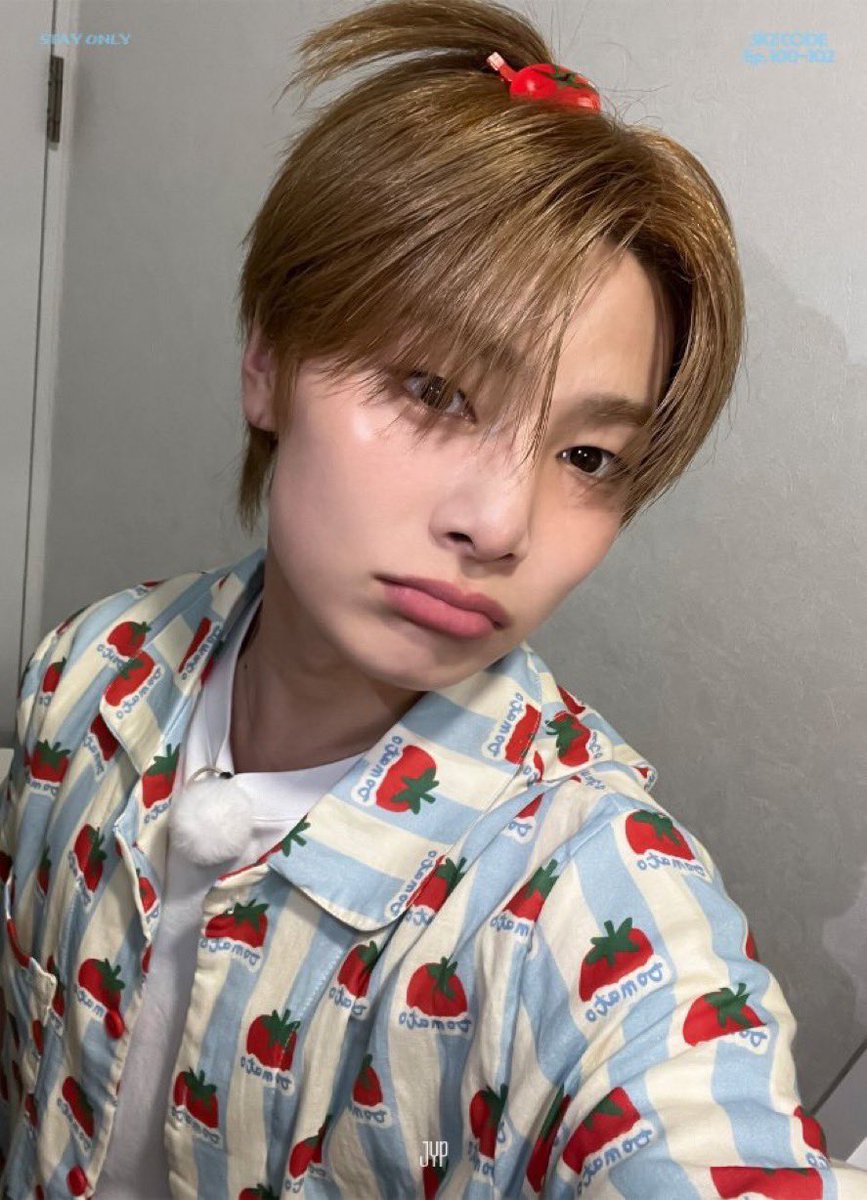 IN2YJ1's tweet photo. THANK GOD YOU'RE NOT A PHOTOCARD https://t.co/IjXbhAaDxH