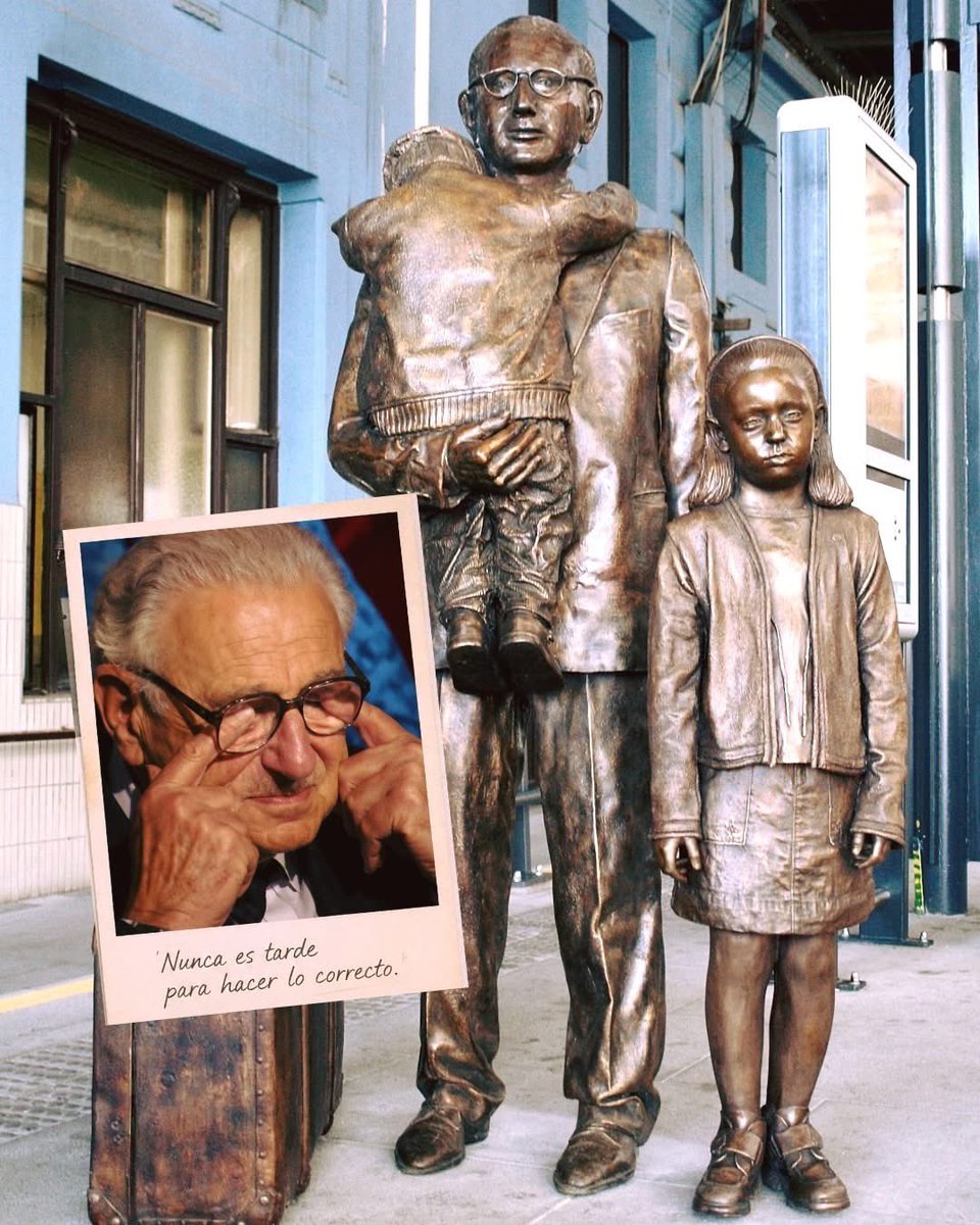 roitele1's tweet photo. La historia más conmovedora que encontrarás en Praga.

Pocas estatuas simbolizan un acto de humanidad tan extraordinario como esta, ubicada en el andén principal de la Estación Central de Praga.

La escultura muestra a Sir Nicholas Winton acompañado de dos niños con sus maletas. Representa lo que ocurrió aquí mismo entre 1938 y 1939, cuando el entonces joven británico organizó el rescate de 669 niños, en su mayoría judíos, que escaparon de la ocupación nazi en ocho trenes rumbo al Reino Unido.

Lo más sorprendente es que Winton nunca habló de ello. Durante casi 50 años, ni siquiera su esposa supo lo que había hecho. La historia salió a la luz por casualidad, cuando la mujer encontró en el ático una vieja caja con fotografías, listas de nombres y documentos de aquellos niños.

Pero el momento que convirtió esta historia en una de las más conmovedoras del mundo ocurrió en 1988. La BBC invitó a Nicholas Winton a un programa de televisión sin explicarle el verdadero motivo. En medio de la entrevista, la presentadora preguntó: "¿Hay alguien aquí que le deba la vida a Nicholas Winton?"

Una persona se levantó. Luego otra. Después otra más. En cuestión de segundos, decenas de hombres y mujeres rodearon su asiento. Eran los niños que él había salvado medio siglo antes. Ya eran adultos, pero seguían vivos gracias a aquella decisión que cambió su destino. Winton, completamente sorprendido, apenas pudo contener las lágrimas. Aquel emotivo homenaje ha dado la vuelta al mundo y sigue conmoviendo a millones de personas.

La escultura, inaugurada en 2009, se encuentra justo en el lugar desde donde partieron aquellos trenes cargados de esperanza. Hoy es uno de los monumentos más emotivos de Praga y ejemplo de que una sola persona puede cambiar la vida de cientos.

Sir Nicholas Winton falleció en 2015, a los 106 años. Los 669 niños que salvó tienen hoy miles de hijos, nietos y bisnietos. Un legado que demuestra que, a veces, el acto más heroico no es luchar una guerra, sino negarse a permanecer indiferente