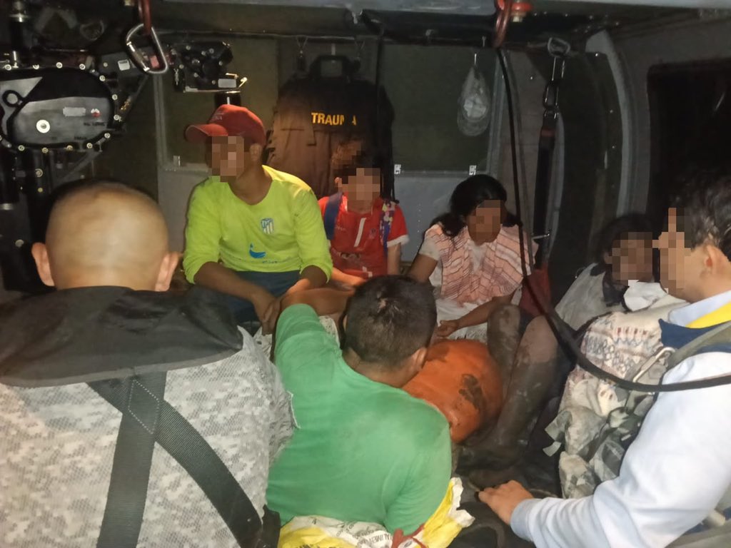 FuerzaAereaCol's tweet photo. En un helicóptero Black Hawk en configuración Ángel de su #FuerzaAeroespacial🇨🇴 fueron rescatadas seis personas, entre ellas dos menores de edad, afectadas por la emergencia registrada en zona rural de Hato Corozal.
⏩️https://t.co/DlWcp1J820
#ProtegemosLaVida
#GACAS
#CENRP https://t.co/5OjvxI9KsV