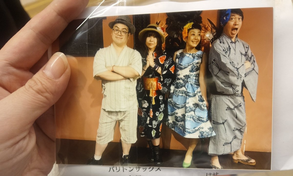 hioi1919's tweet photo. パオパオ堂裏カーニバル4
パオパオ堂のデビュー日が
7月11日まさかのセブンイレブンの日と同じ🤣
いい日にデビューされてる～！
ライブも、オフ会も
めちゃくちゃ楽しかった～！
はせさんのドラムかっこよかった～！パワフルな感じが好き！
身体に響いたぜ……(笑)
リーダーのしょーたろさん
相変わらず面白いꉂ🤣𐤔
まるゆんさんいつもほんと優しくて大好き！ヒロさん同じカエル仲間で
すが、今日はお話出来なかったけど、またいつか！
あきママ体調回復も無事されたと
リプを頂きました。良かった😭
次回は会えますように✨
今日はなんと同じ席のお隣に偶然おっとちゃんが！びっくり！帰りにお写真も一緒に撮って頂きました！お優しい😭そして、パオパオ堂にまたお会い出来ることを楽しみにしてます！バック・トゥ・ザ・フューチャーメドレーも蔵から是非出てこれますように…(笑)
 #パオパオ堂  #裏カーニバル4 
 #パオパオ堂デビュー日オフ会
 #長谷川雄基さん #しょ～たろ～さん #まるゆんさん #ヒロさん  #あきママ