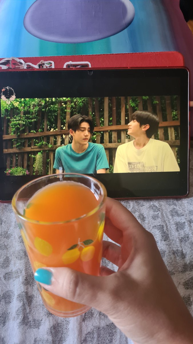 Silvy_Sunflower's tweet photo. Merendina con un bel succo fresco e recupero i piccolini🍊🧡 #WhenOrangesFallSeries https://t.co/Wc3yRTvSvJ