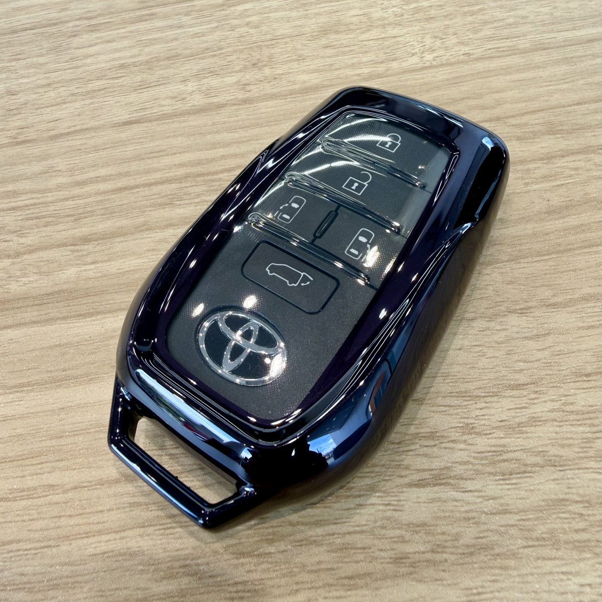 watervoice's tweet photo. キーケースは納車で鍵を渡された時にその場で取り付けました。
色はパープルですがほぼ黒です。
キーのキズも気になっちゃうタイプです😖
https://t.co/nkM4ookiB0 https://t.co/19365g3RBN
