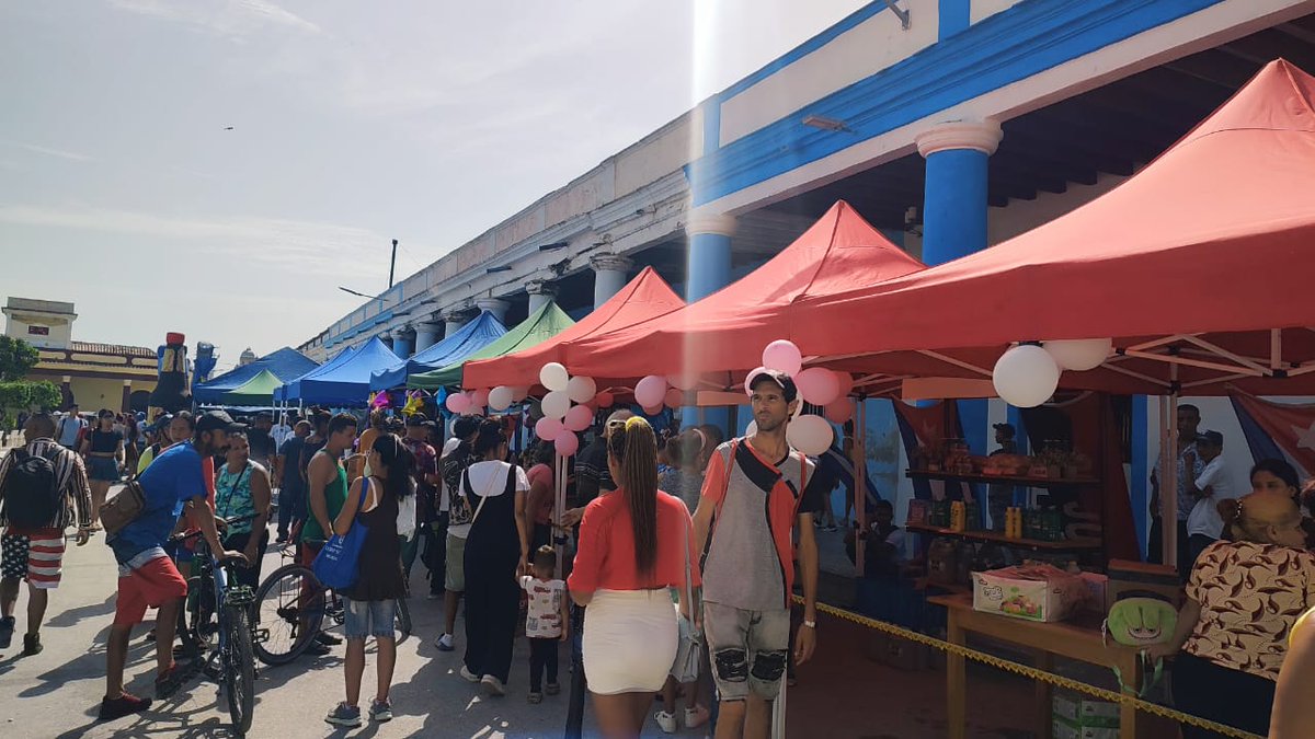 BorgesOlivero's tweet photo. #Manzanillo la Ciudad del Golfo está de fiesta y a pesar de las dificultades el pueblo disfruta de una Feria Especial por su #234DeFundada,las principales autoridades políticas y gubernamentales comparten el cumpleaños con los habitantes de esta bella urbe
#MiMoncadaEsLaPatria https://t.co/E5wH5XNaC9