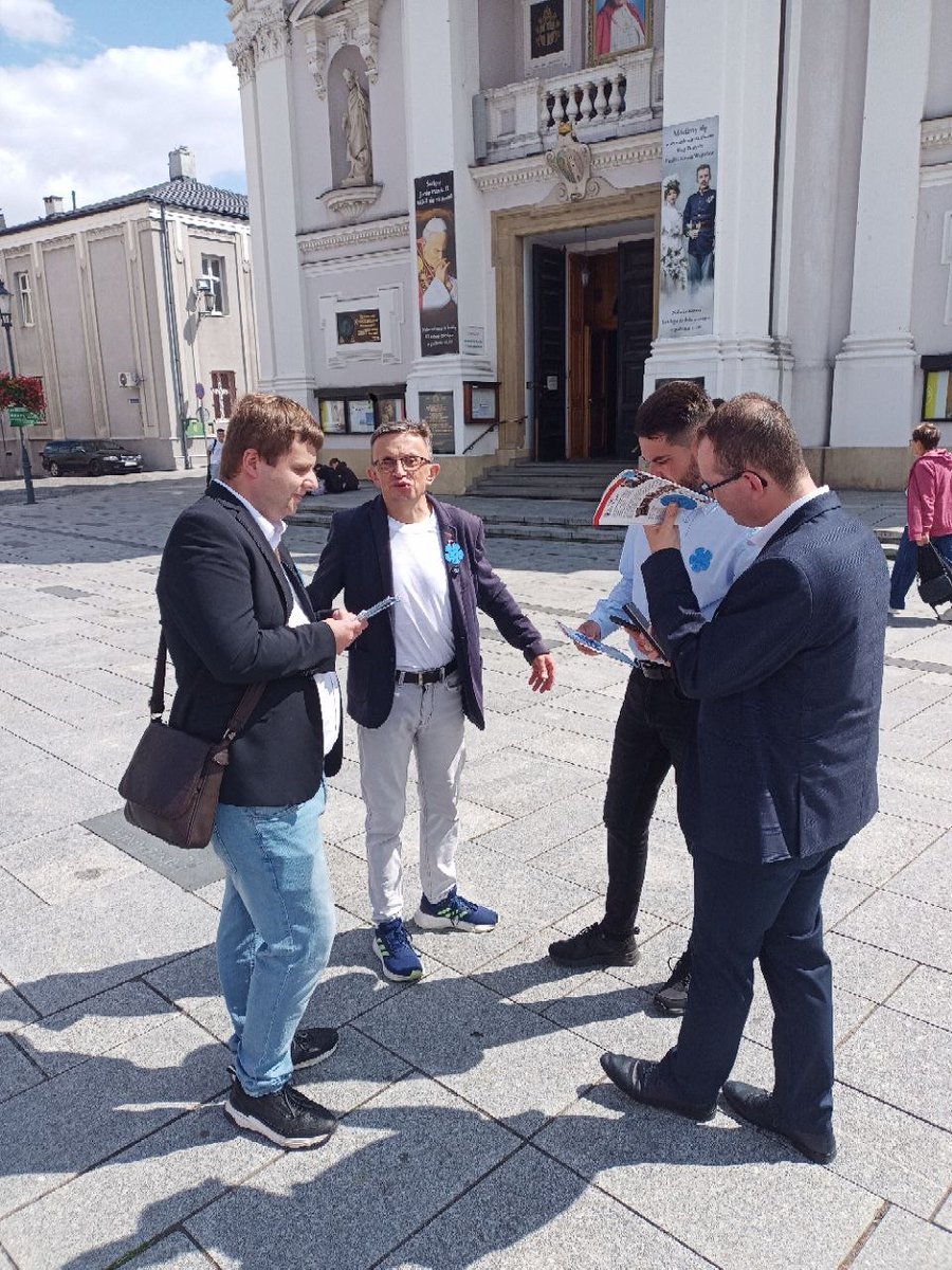 TomaszBalus's tweet photo. 🇵🇱 Dziś, w 83. rocznicę Rzezi Wołyńskiej, na wadowickim rynku wraz z kolegami z @KONFEDERACJA_ przypomnieliśmy o jednej z najtragiczniejszych kart naszej historii.

 🪻Rozdawaliśmy symboliczne kwiaty lnu, symbol pamięci o ofiarach Wołynia, niewinnych Polakach, którzy zginęli w wyniku ukraińskich zbrodni.

🕯️ Nie zapomnimy o ofiarach. Nie zapomnimy o ukraińskich zbrodniach. Będziemy o nich mówić i przypominać.

🇵🇱 Pamięć jest naszym obowiązkiem.