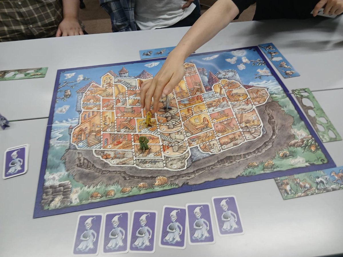 BoardGame_Lilac's tweet photo. 第110回ボドゲ会は19名の参加者！
ジョジョの奇妙な百人一首、Hitster bingo等、音系のゲームが盛り上がっていました。
カヴェルナは煮詰まってきて全員立って卓を囲んでた所、別卓の方に「終盤ですか」と聞かれて全然中盤だった事に気付き、モジモジと皆着席しました。
#ボドゲ会Lilac #ボードゲーム https://t.co/5wt8veubbK
