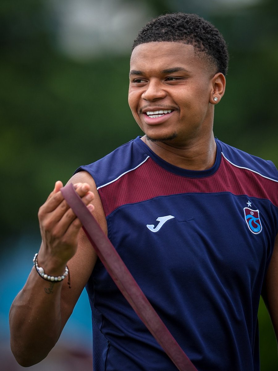 iskorpiit's tweet photo. Kolundaki bileklik bile TRABZONSPOR bazılarıda gülmüyor diye adamı linçlemeye kalkışıyor ötede havlayın biraz https://t.co/osZliACcjv