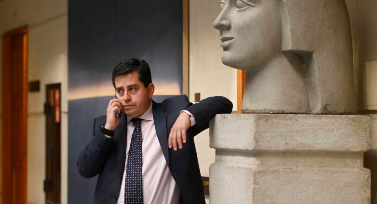 TarquinoPaspala's tweet photo. El hipócrita senador @ArayaPedro tiene agenda propia, no está sujeto al partido y menos a la oposición. El hizo el pacto con Quiroz, muchos advierten q hay algo más en la estrategia de este miserable y q no ha transparentado todas las razones del acuerdo. Es un vulgar traidor! https://t.co/2Y3Vgv85lv