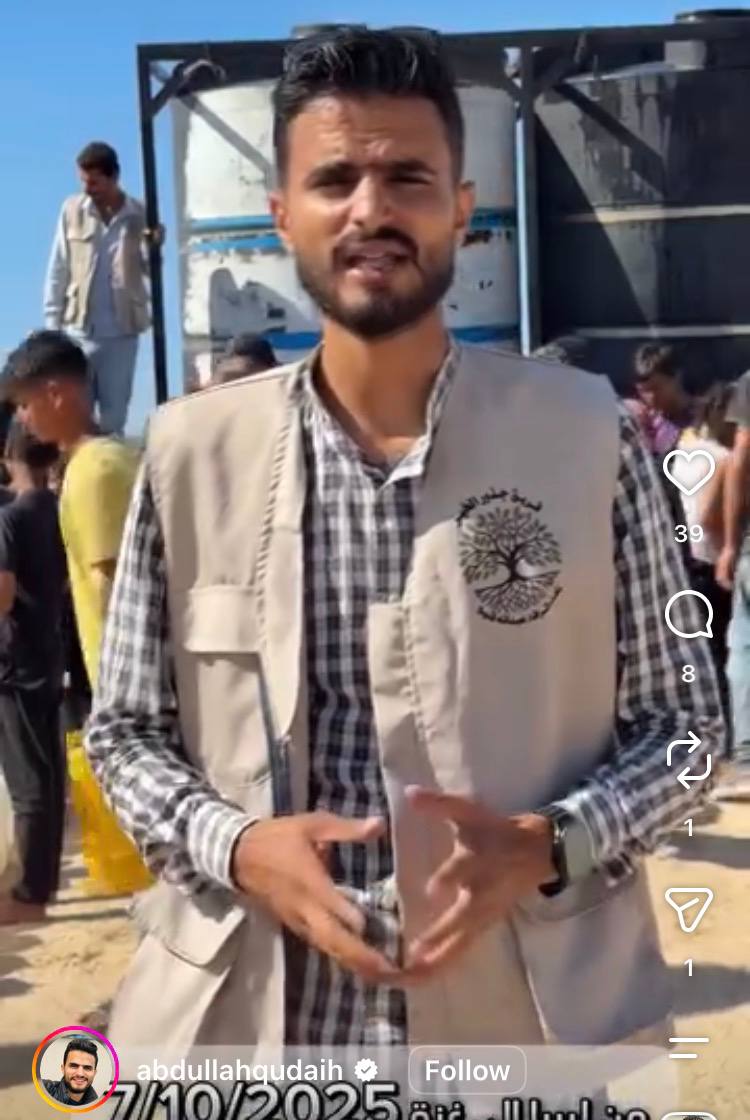 khyberoid's tweet photo. @lilyjayofficial Why do you keep swapping the logo on the actual real workers vests?That’s cooked! Did you actually think that Muslims were stupid enough to believe the AI? Give credit where it’s due &amp; it ain’t to YOU. https://t.co/E3sXnWbpvz