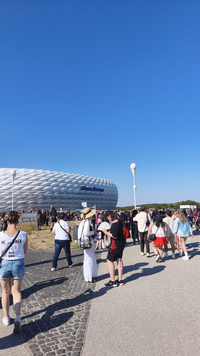 roxiuus's tweet photo. BTS IN MUNICH DAY 1 I AM HERE 😆💜 https://t.co/CYdwFkTvWW