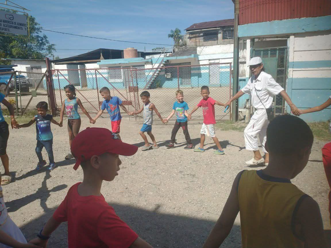 MichelCarlosSa2's tweet photo. Este sábado Rey vuelve a los barrios de #Bayamo, está vez en la Comunidad el Polígono, con la mochila al hombro se sigue recordando de dónde venimos y que defendemos.

#BayamoEn26
#MiMoncadaEsLaPatria https://t.co/G5KEkEg50L