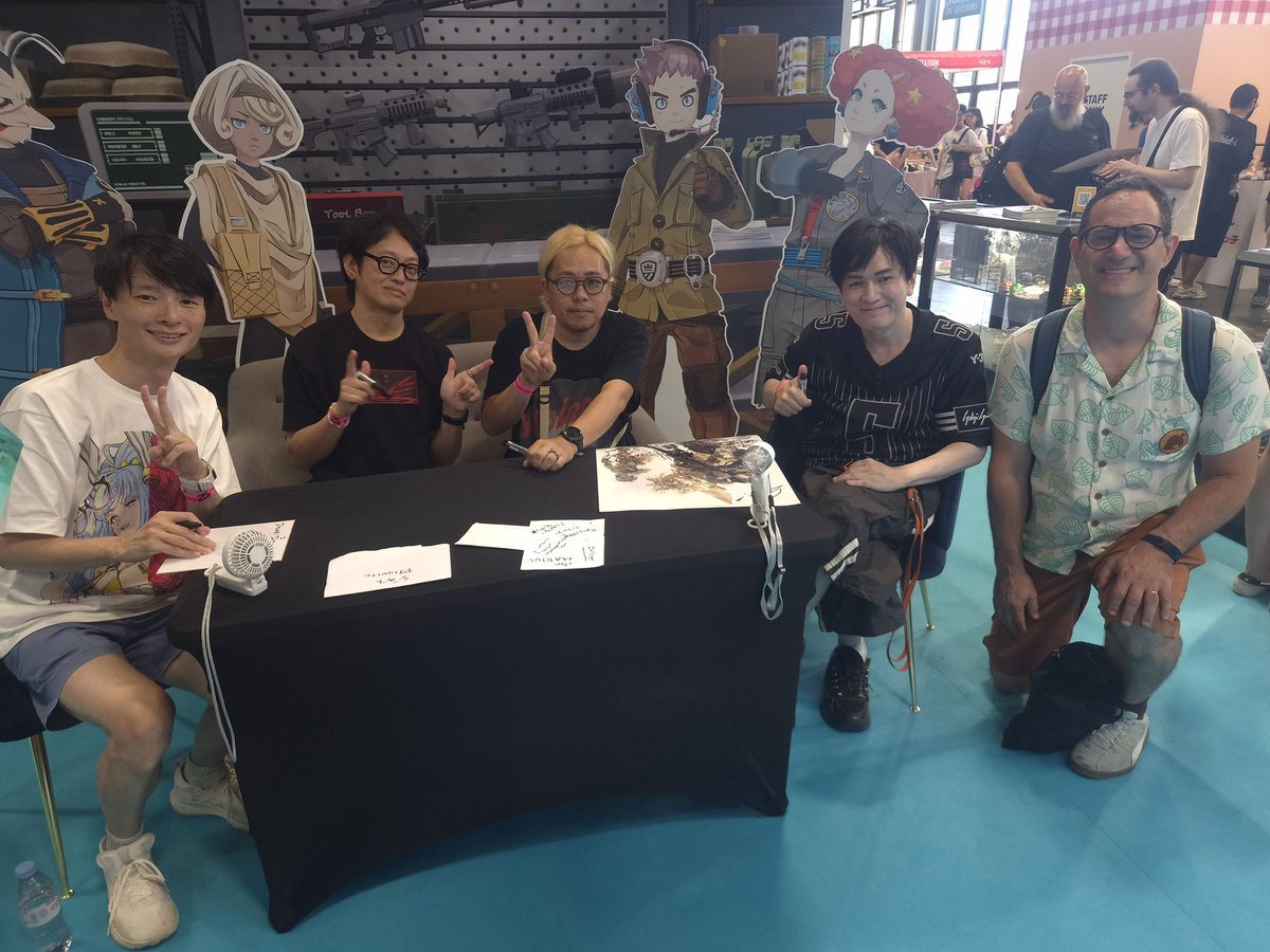 BDPHILOU's tweet photo. Rencontre super sympa avec l’équipe du jeu vidéo #TinyMetalZeroLine @area35jp #steam à la #JapanExpo. Avec un dessin live de Yusuke Kozaki notamment illustrateur des jeux #FireEmblem et #PokemonGo! 🤩 Merci à toute l’équipe pour la rencontre et pour la superbe dédicace! 🤩🤩🤩🤩 https://t.co/dE62DjGywI