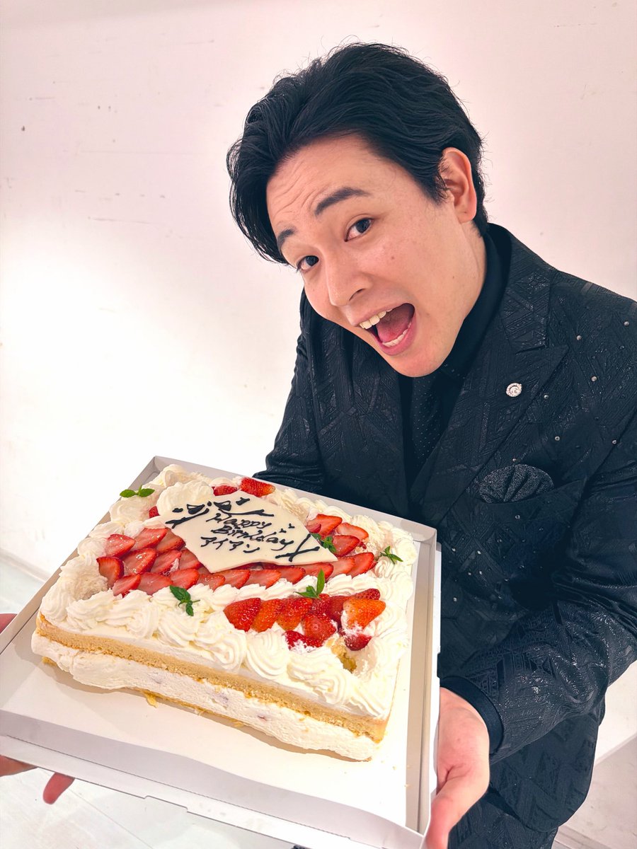 kimura_tetsuji's tweet photo. きっと前世の人が、
4万人くらい民を救い、
8万個くらいゴミを拾い、
26万円くらい毎年寄付し、
50万回くらいありがとうを、
言われ続けた人なんだと思う。

前世でそれくらい徳を積まなきゃ、
そうじゃなきゃ現世の俺が、
こんな幸せなはずない。

アイアンの生誕に、
想いを馳せた皆、
愛してるぜ♡ https://t.co/ihGvwFFn8z