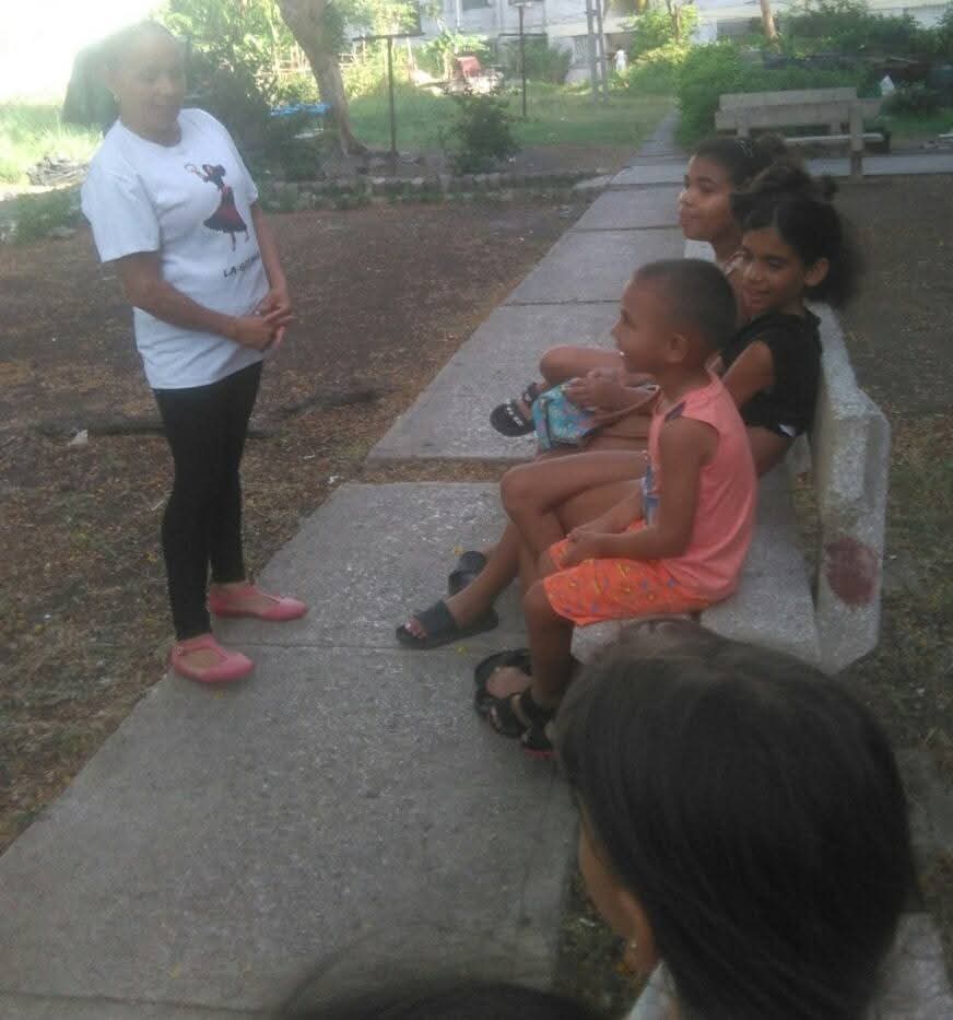 MichelCarlosSa2's tweet photo. Este sábado Rey vuelve a los barrios de #Bayamo, está vez en la Comunidad el Polígono, con la mochila al hombro se sigue recordando de dónde venimos y que defendemos.

#BayamoEn26
#MiMoncadaEsLaPatria https://t.co/G5KEkEg50L