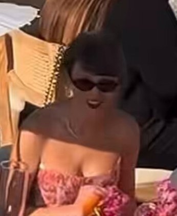 imalltoowell's tweet photo. But that's exactly what he is doing notice how half his face is frying while hers is in the shade https://t.co/tb9qUYhnKk