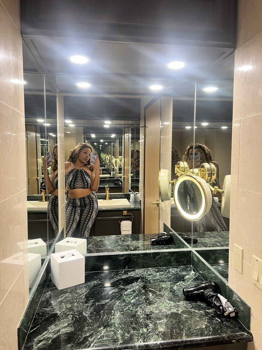 LorennaP4's tweet photo. Looking like a fine ass treat in my suite 💋

#stl #stlfreak #stlfreaks https://t.co/dMiqhe0eVT