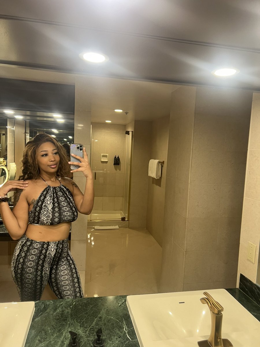 LorennaP4's tweet photo. Looking like a fine ass treat in my suite 💋

#stl #stlfreak #stlfreaks https://t.co/dMiqhe0eVT
