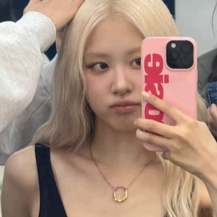 N1GROSIE's tweet photo. miss you @.rosé :) https://t.co/lx7SuY6kCb