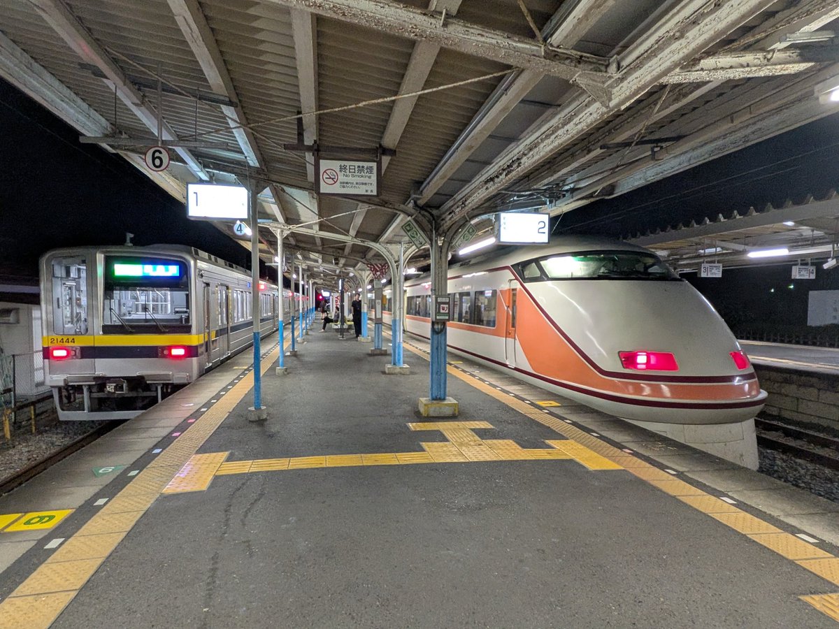 UWrKeyYf62m8jPD's tweet photo. 新大平下駅で抑止中のけごん51号6号車のみ扉開放1番線に抑止されてるのは新鹿沼行最終電車 https://t.co/fSI7raP9lD