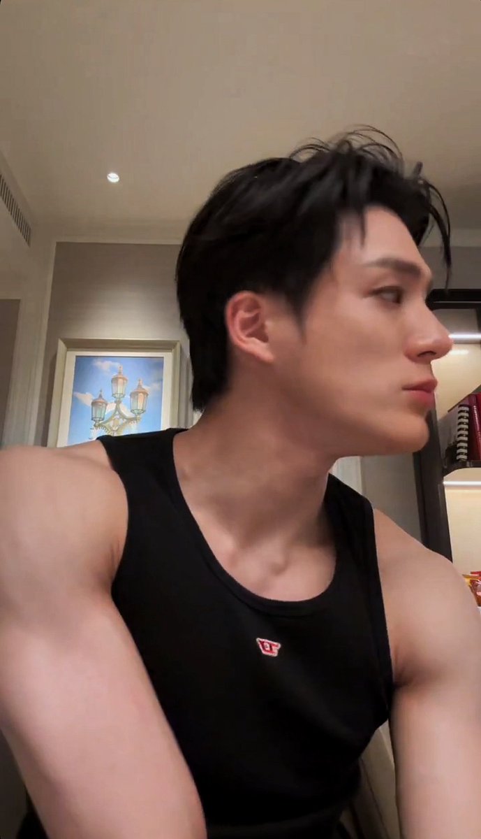 lvvpswoa's tweet photo. @ God, if i can't have this man right here, please let jaemin have him instead https://t.co/luXpF6XqEF