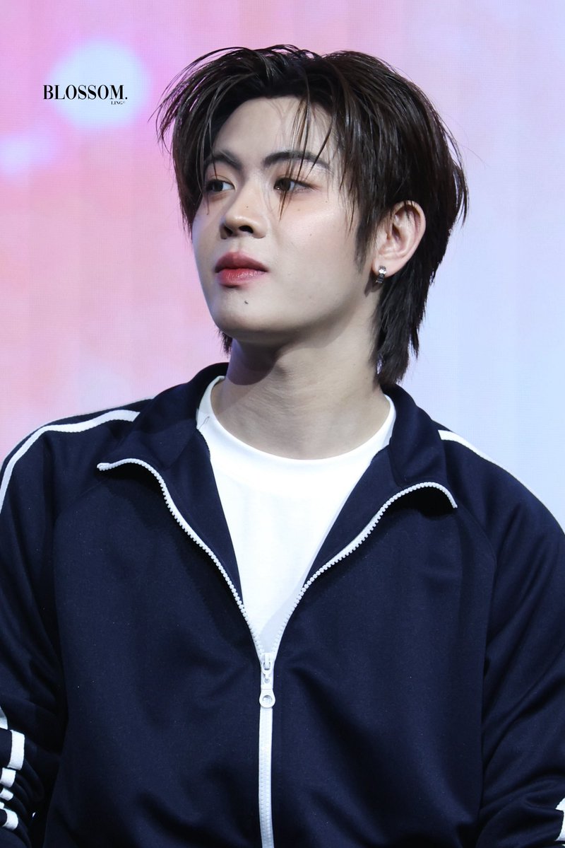withlovebabies's tweet photo. เคะหล่อในฟิคล้านเรื่องที่กุอ่านยังไม่เคยจินตนาการได้หล่อเท่านี้เลย https://t.co/82zMKItNFw