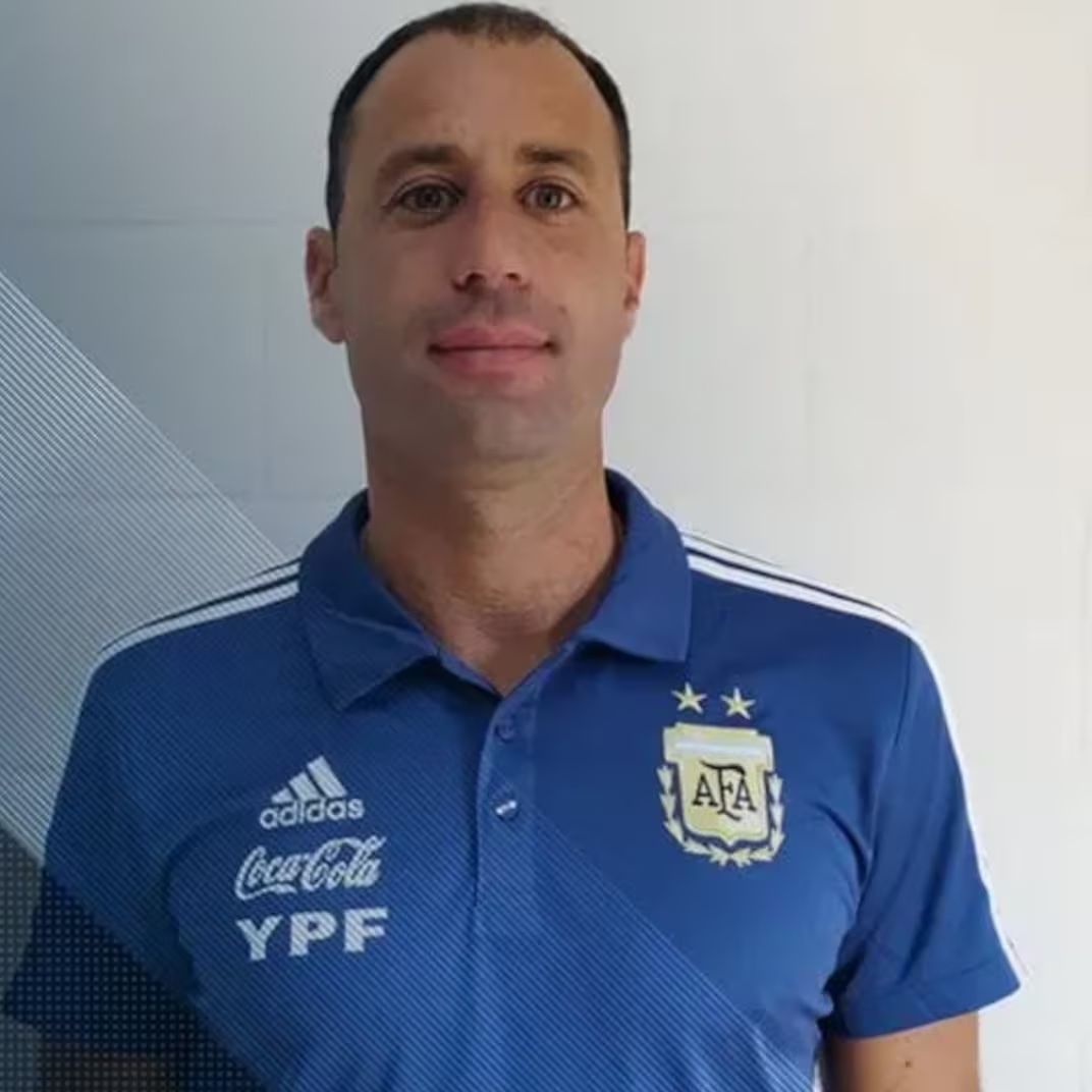 lnstantFoot's tweet photo. 🚨🚨🚨 𝗟𝗔 𝗙𝗜𝗙𝗔 𝗔𝗨𝗥𝗔𝗜𝗧 𝗣𝗥𝗢𝗧𝗘́𝗚𝗘́ 𝗗𝗜𝗘𝗚𝗢 𝗚𝗨𝗔𝗖𝗖𝗜 𝗔𝗣𝗥𝗘̀𝗦 𝗣𝗟𝗨𝗦𝗜𝗘𝗨𝗥𝗦 𝗣𝗟𝗔𝗜𝗡𝗧𝗘𝗦 𝗗'𝗛𝗔𝗥𝗖𝗘̀𝗟𝗘𝗠𝗘𝗡𝗧 𝗦𝗘𝗫𝗨𝗘𝗟 𝗦𝗨𝗥 𝗠𝗜𝗡𝗘𝗨𝗥 𝗦𝗨𝗥 𝗟𝗨𝗜 !!! 🤯🤯🇦🇷

En 2021, de nombreuses filles auraient été victimes d'abus sexuels par Guacci, entraîneur des sélections jeunes féminines en Argentine, 𝗘𝗧 𝗟𝗔 𝗙𝗘́𝗗𝗘́𝗥𝗔𝗧𝗜𝗢𝗡 𝗔𝗥𝗚𝗘𝗡𝗧𝗜𝗡𝗘 𝗔𝗨𝗥𝗔𝗜𝗧 𝗘́𝗧𝗘́ 𝗔𝗨 𝗖𝗢𝗨𝗥𝗔𝗡𝗧 𝗘𝗧 𝗡'𝗔𝗨𝗥𝗔𝗜𝗧 𝗥𝗜𝗘𝗡 𝗙𝗔𝗜𝗧 ! 🤮

Les jeunes joueuses étaient terrifiées, car elles "ne pouvaient rien faire, c'est une mafia" selon leurs dires, et n'avaient qu'une requête : que leur anonymat soit conservé, par peur des représailles si l'affaire est dévoilée au grand public.

La FIFA, dans son rapport sur l'affaire, 𝗡'𝗔 𝗗𝗢𝗡𝗡𝗘́ 𝗔𝗨𝗖𝗨𝗡𝗘 𝗦𝗔𝗡𝗖𝗧𝗜𝗢𝗡 𝗔̀ 𝗗𝗜𝗘𝗚𝗢 𝗚𝗨𝗔𝗖𝗖𝗜 𝗣𝗔𝗥 "𝗠𝗔𝗡𝗤𝗨𝗘 𝗗𝗘 𝗣𝗥𝗘𝗨𝗩𝗘𝗦" 𝗘𝗧 𝗔 𝗗𝗘́𝗩𝗢𝗜𝗟𝗘́ 𝗟𝗘 𝗡𝗢𝗠 𝗗𝗘 𝗧𝗢𝗨𝗧𝗘𝗦 𝗟𝗘𝗦 𝗝𝗘𝗨𝗡𝗘𝗦 𝗙𝗜𝗟𝗟𝗘𝗦 𝗩𝗜𝗖𝗧𝗜𝗠𝗘𝗦 !! 😱

Aujourd'hui, toujours aucune sanction pour l'entraîneur, malgré 8 personnes qui ont encore dénoncé ses abus moraux et sexuels.

(@Romain_Molina sur Youtube)