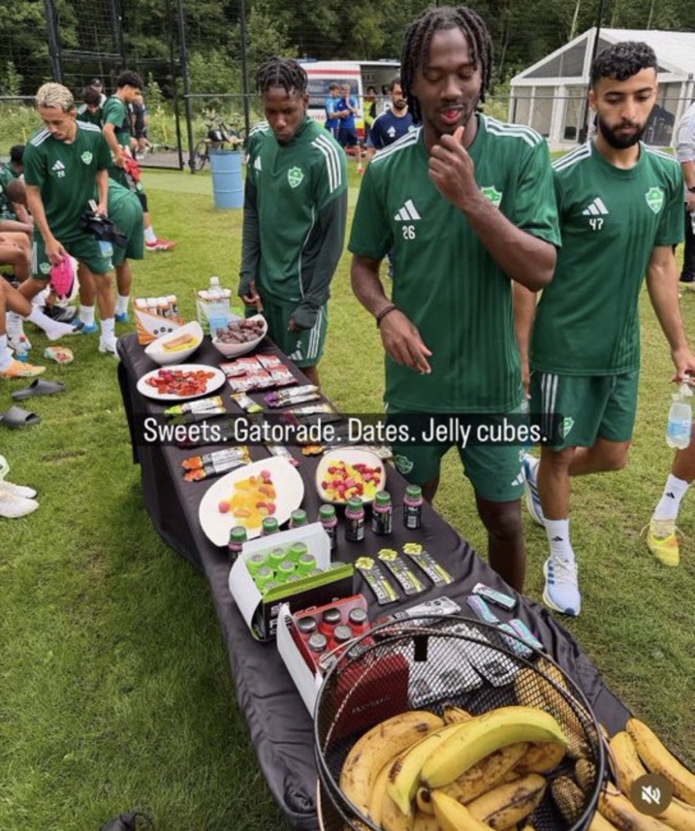 jh_8r's tweet photo. يايسله بيكفر فينا والله 

أقسم بالله استعداد ماقد شفته بأي معسكر
أجبرهم على التمارين الصباحية والمسائيه
أجبرهم على أتباع نظام غذائي مُعين 
أي لاعب مايحتاجه ماتردد بخروجه
والله بنشوف فريق بدني مُرعب 
بنشوف فريق تشبع بأسلوبه

يايسله داخل هذا الموسم بقوة والله 
وش الحل مع ذا الطاغية الألمانية  🇩🇪‼️