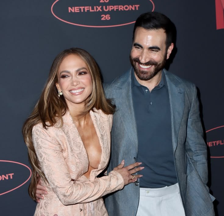iamvictor_ec's tweet photo. 56-year-old superstar Jennifer Lopez is reportedly pregnant and expecting her third child. A DNA test has confirmed that actor Brett Goldstein is the biological father of the baby https://t.co/4TNBzFd0Md