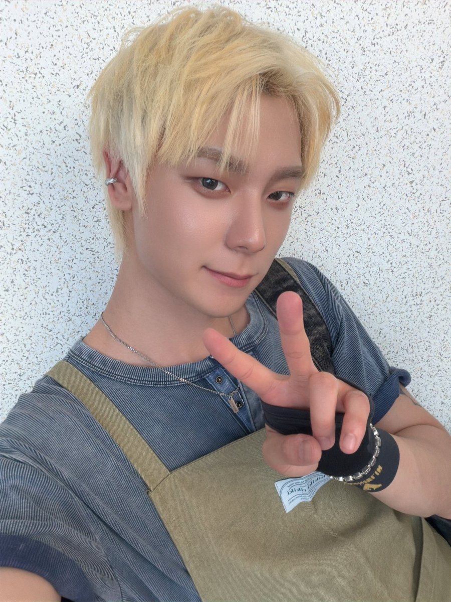 OmegaX_members's tweet photo. [#OX]

오늘은 포애기 덕분에 행복한 카페 알바생 제현이였지롱 💙🌙

#OMEGA_X #오메가엑스
#제현 #JEHYUN https://t.co/5nFh3iHDTG