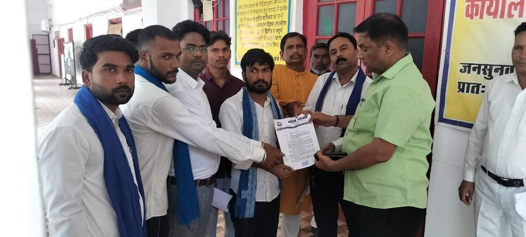 AryanBhimArmy's tweet photo. ललिता गौतम हत्याकांड में अभियुक्तों की गिरफ्तारी और एसएसपी अविनाश पांडे की बर्खास्तगी को मांग को लेकर भीम आर्मी का धरना प्रदर्शन । @Dmpilibhit
@pilibhitpolice
 @BhimArmyChief 
@VinayRatanSingh https://t.co/G9mNYTmc2a